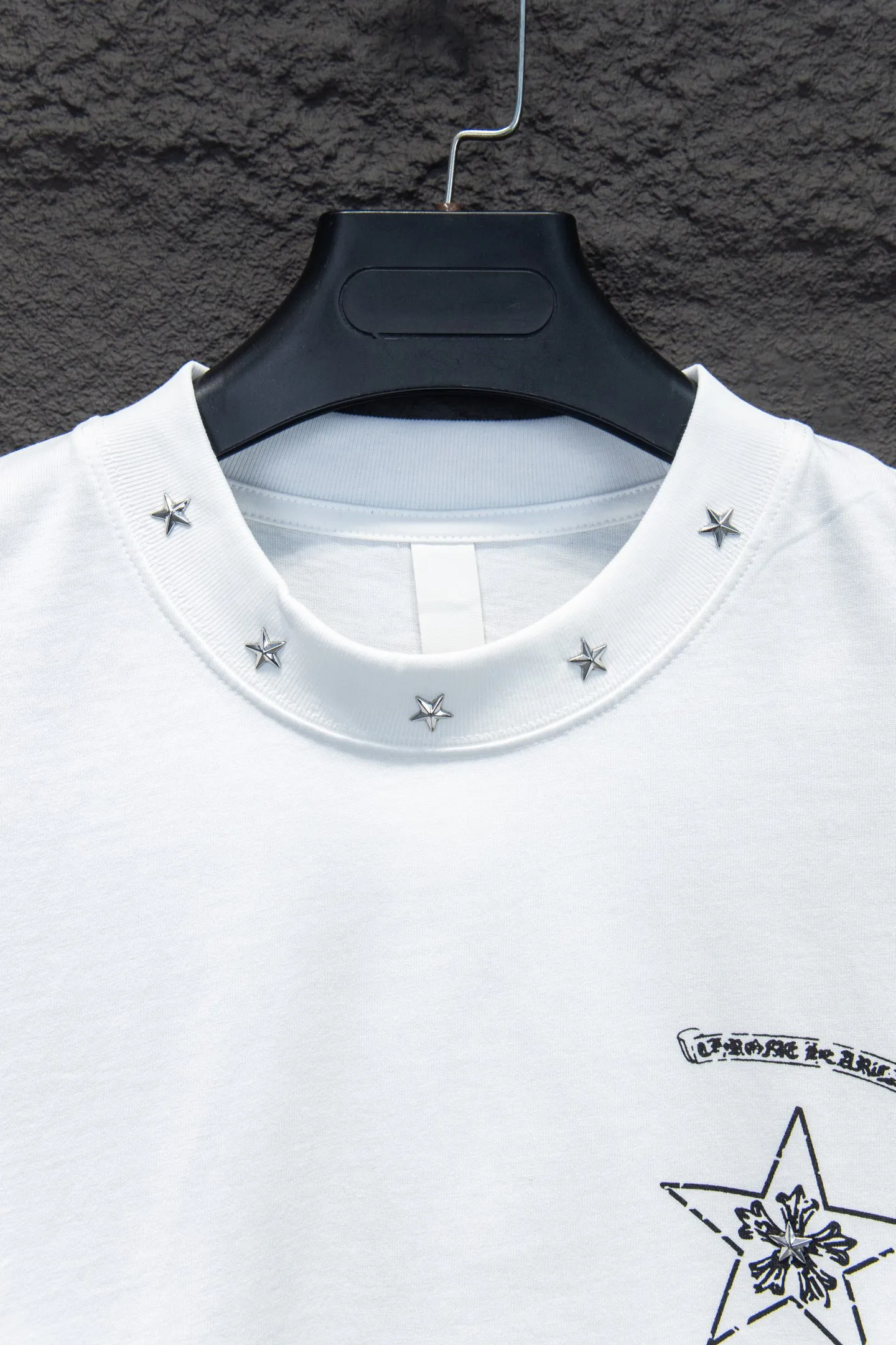 🅿️180 Style No.: 7256# Chrome hearts• 25ss ⚠YB custom-woven and custom-dyed fabrics, colors, prints, styles, accessories, hardware. The fabric is woven by imported machines. The uniqueness of the cloth texture creates a perfect garment effect. The fabric is made of 260-gram clean cloth with 320-gram 1*1 ribs. 4-color environmentally friendly custom-dyed fabrics, threads in the same cylinder, no color difference.  Gradient graffiti on garments, hand-made graffiti technology on garments, the details of the collar, pockets, cuffs, and front and rear threads are clearly visible. The printing uses Japanese BROTHER white ink digital direct-injection garment printing. This model is a global limited edition. In order to present a product like a work of art, after a long period of repeated determination of details, a very high-standard garment is presented. The front chest is made of direct-injection printing environmentally friendly glue material, using a mechanized printing process. Mechanical printing has high precision, the positioning accuracy can reach ±0.02mm, and the quality is stable.  The body of the garment is processed with hand-nailed hardware elements, which greatly increases the interest of the garment and creates a unique visual effect. The special washing effect creates a unique aged effect.  Croix Heart Short Sleeve must be the first short-sleeved piece in spring and summer that blurs the boundaries of unisex style. It has a classic dropped shoulder oversize version and a loose and casual upper body.  Color: Black White Size: S M L XL